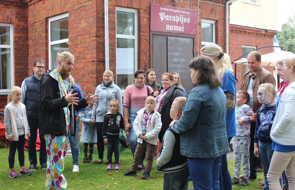 Jurbarko evangelikai liuteronai pramogauti kvietė šeimas