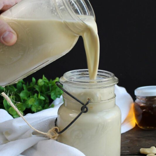 Ką bitininkai ir gydytojai sako apie bičių pienelį?