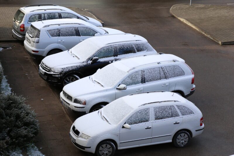 Kai kur kelių dangos padengtos pažliugusio sniego sluoksniu, slidūs