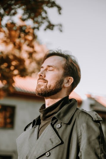 Kai žvanga ginklai, mūzos turi kalbėti