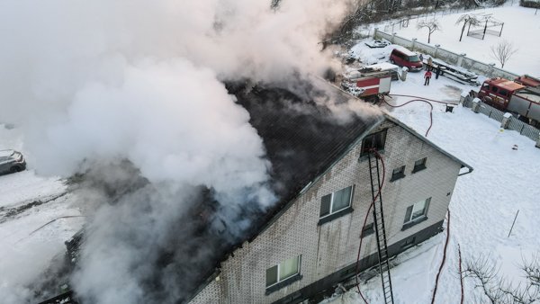 Kalnėnuose užsiliepsnojo namas (nuotraukos)