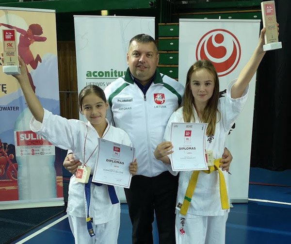 Karatistai skynė pergales