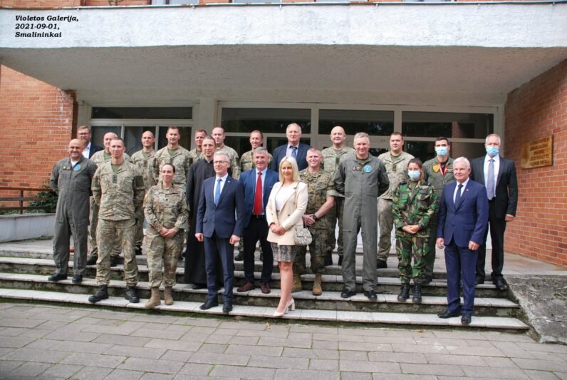 Kariškiai Smalininkų mokyklai įteikė Oro pajėgų vėliavą (1)