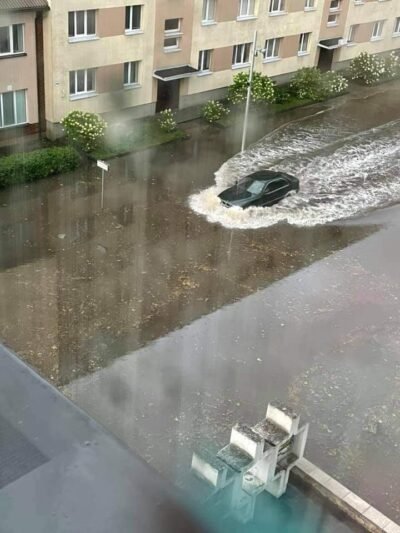 Katastrofinė liūtis miesto centrą pavertė upe (nuotraukos) (13)