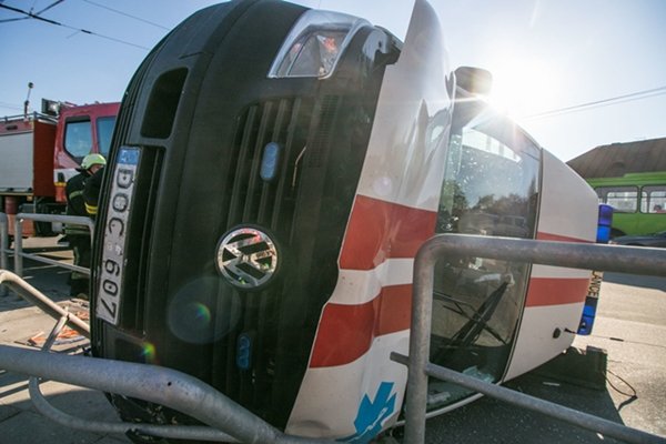 Kaune apsivertė Jurbarko medikų automobilis (nuotraukos) (5)