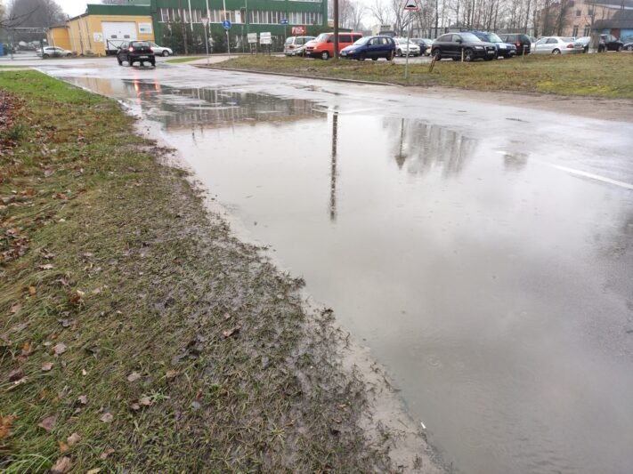 Kelininkai: kelių dangos kai kur yra slidžios