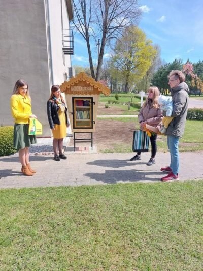 Kiduliuose atidaryta lauko bibliotekėlė