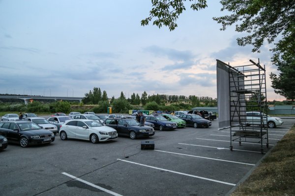 Kiną žiūrėjo automobiliuose (nuotraukos)