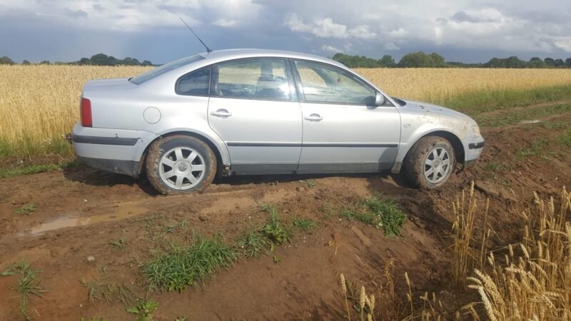 Klampiu keliu sergančius vaikus neša ant rankų (nuotraukos) (10)