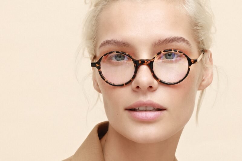 Kokybiški ir ilgaamžiai akinių rėmeliai: į kuriuos prekinius ženklus turėtumėte atkreipti dėmesį?
