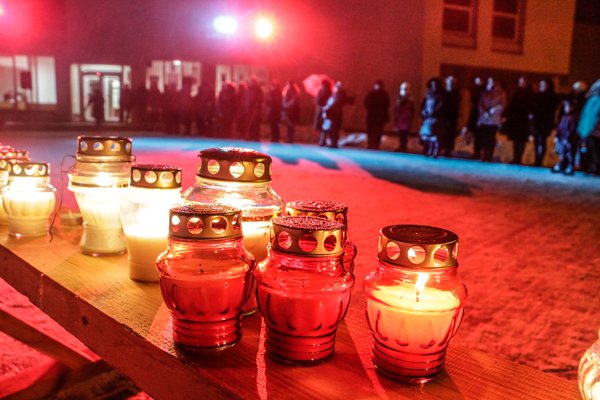 Kritusiems už laisvę – liepsnojančios žvakės (nuotraukos)