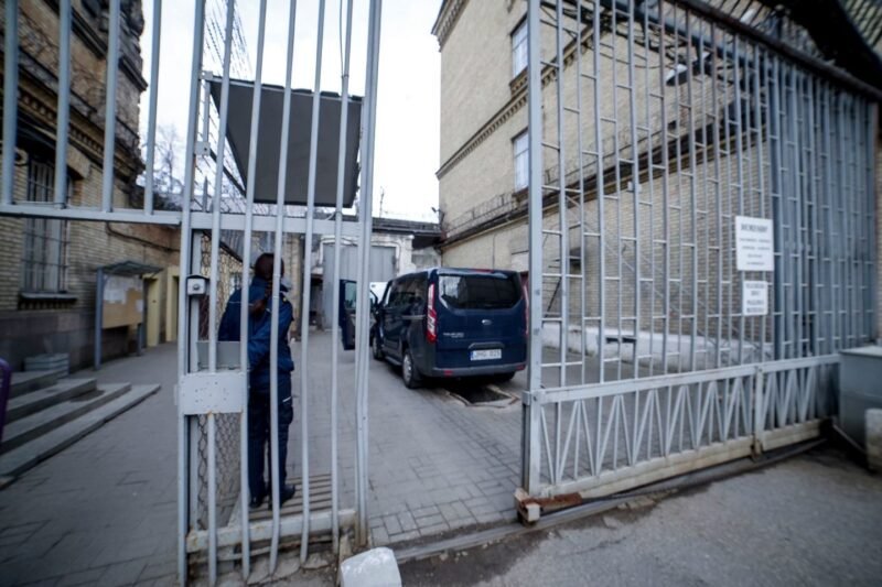 Kuriozinė situacija: bausmę įkalinimo įstaigoje turėjęs atlikti nuteistasis neatvyko, nes nežinojo