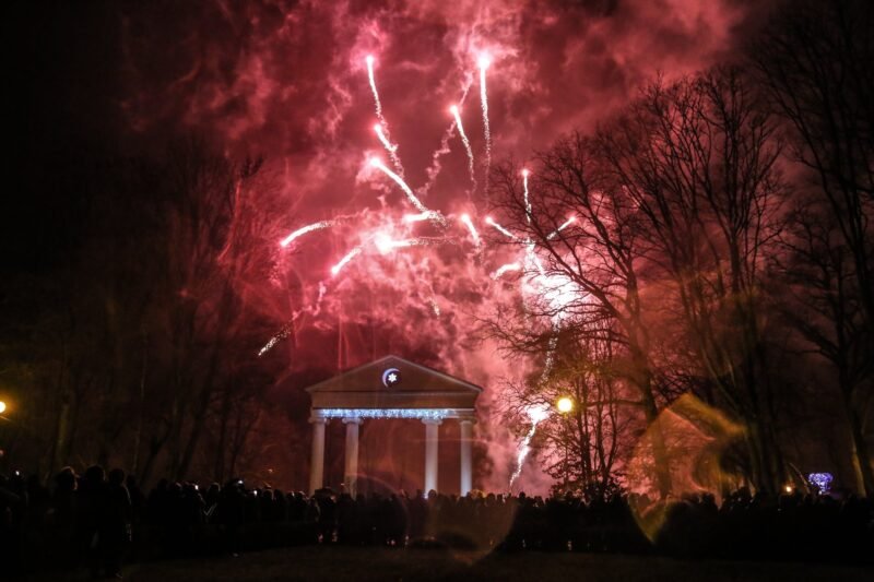 Kviečia palaikyti Jurbarką: reto grožio eglės puošia ne tik Vilnių ir Kauną: išrinkite mieliausią Lietuvos eglutę (5)