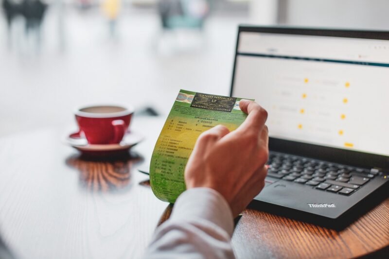 Lietuviai vis dažniau automobilius savo vardu registruoja neišėję iš namų