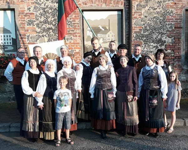 Lietuviški „Skalvos“ šokiai – latvių dviračių šventėje