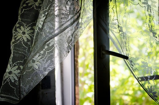 Lėkštės ir kiti daiktai lėkė į vaikų žaidimo aikštelę