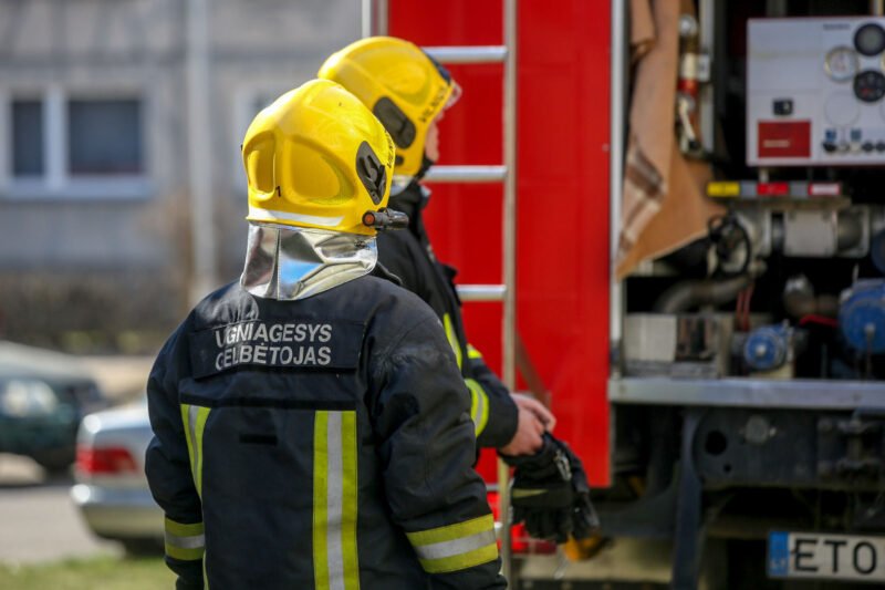 Mergaitę ugniagesiai vadavo iš tualeto dangčio