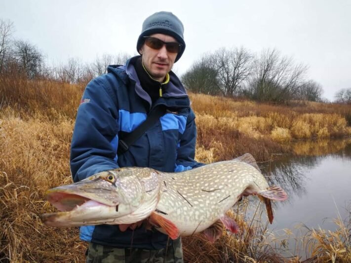 Metrines lydekas traukiantis vyras žuvis paleidžia (nuotraukos, video) (4)