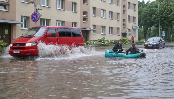 Miestą vėl paskandino liūtis, žmones siutina nuostoliai (nuotraukos, video, papildyta) (8)