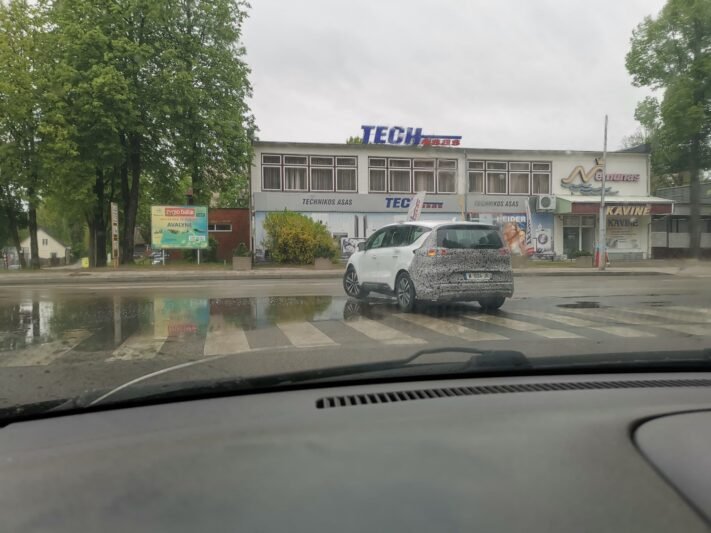 Mieste – paslaptingas automobilis (7)