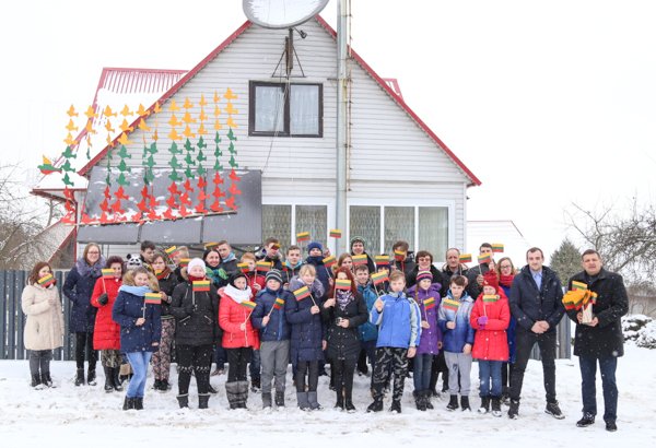 Mokyklai padovanojo šimtą Trispalvių (nuotraukos)