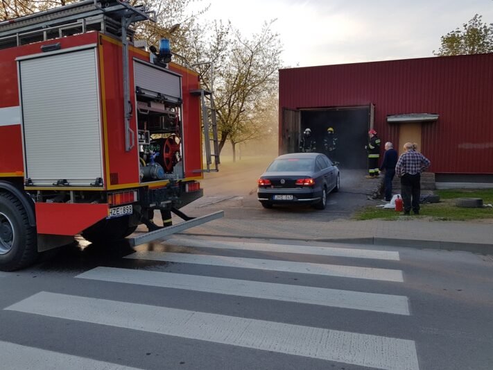 Mokykloje kilo gaisras (video)