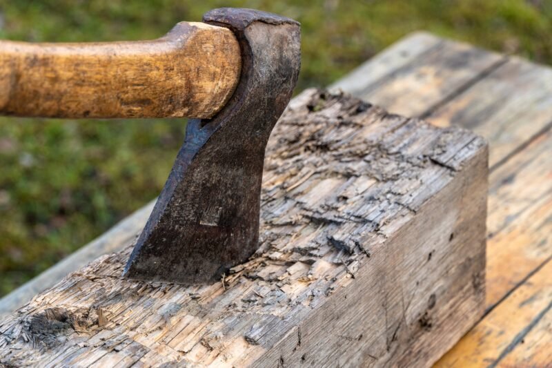 Moteris kirviu puolė vyrą