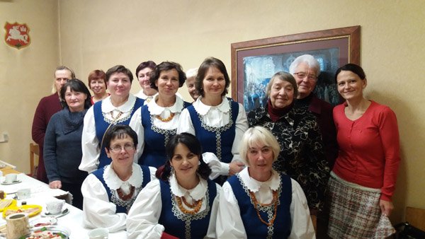 Moterys vakarojo su dainomis ir giesmėmis