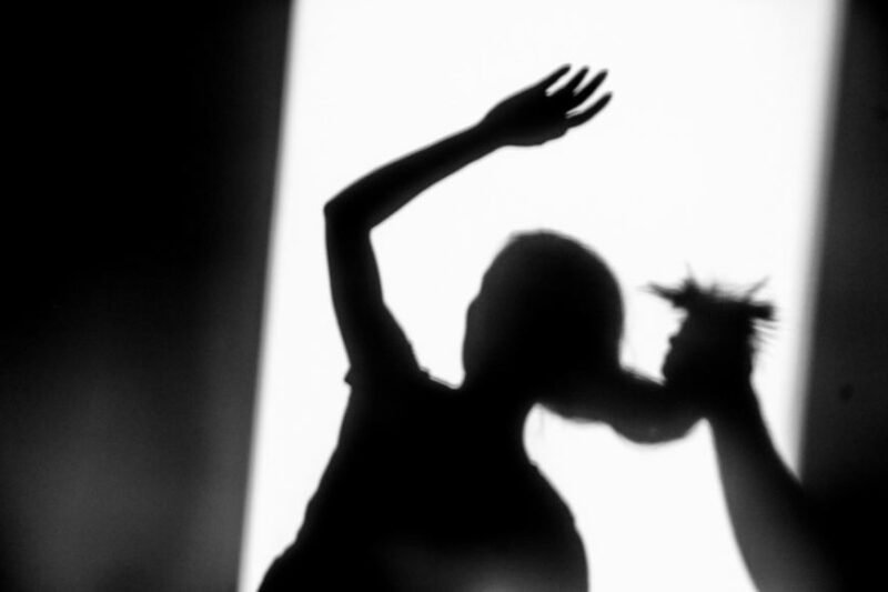 Motina smurtavo prieš savo dukrą ir pakėlė ranką prieš save