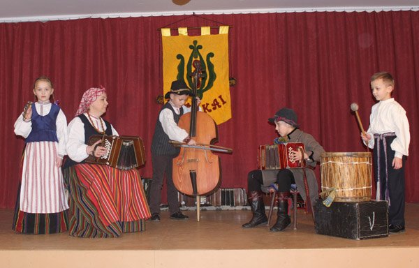 Muzikantai žadino barsuką ir dairėsi pavasario