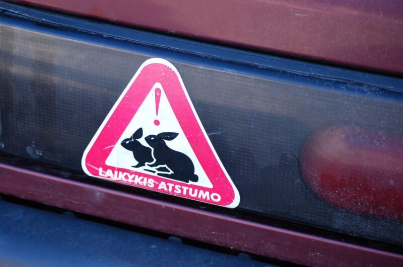 Naktį eismo sąlygas daug kur sunkins lietus, šlapdriba, pajūryje – ypač gūsingas vėjas