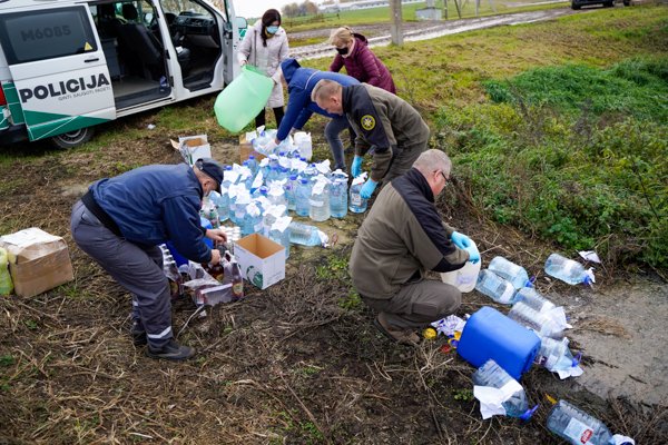 Nelegalūs svaigalai atsidūrė srutų duobėje (nuotraukos, video)