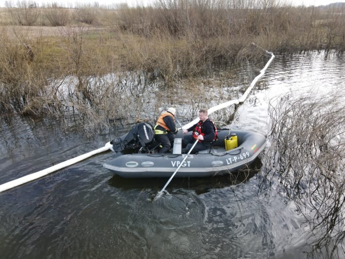 Nemune ugniagesiai gaudė teršalus