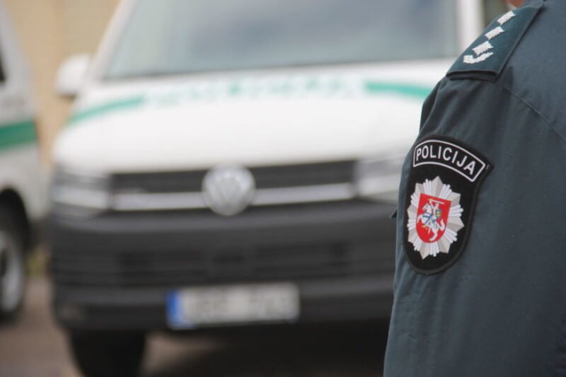 Nevykusios bėglio gaudynės: patrulių automobilis nulėkė į griovį (5)