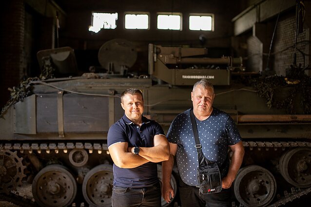 Norint pasivažinėti šarvuočiu, nebūtina tapti kariu – tėvo ir sūnaus idėja tapo verslu