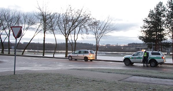 Nukentėjo į kelią išėjusi moteris