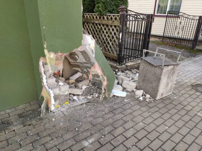 Numušė namo kampą (nuotraukos)