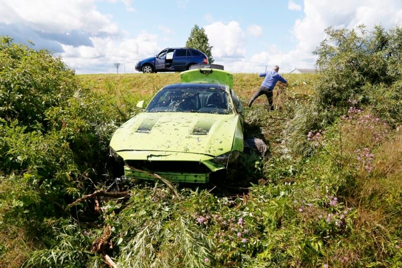 Nuo kelio nulėkęs  „Ford Mustang“ čiuožė šlaitu (nuotraukos) (10)
