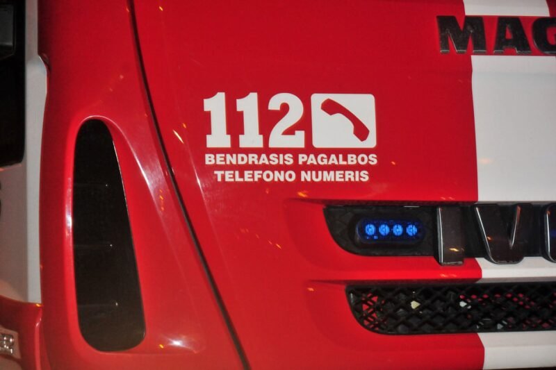 Nuo kelio nuskriejo automobilis, vairuotoją vadavo ugniagesiai