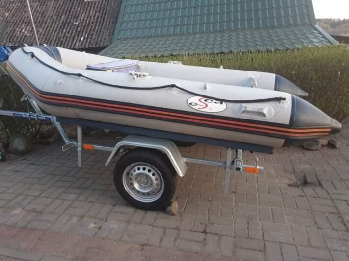 Nusikaltėliai pavogė valtį su priekaba, prašoma visuomenės pagalbos