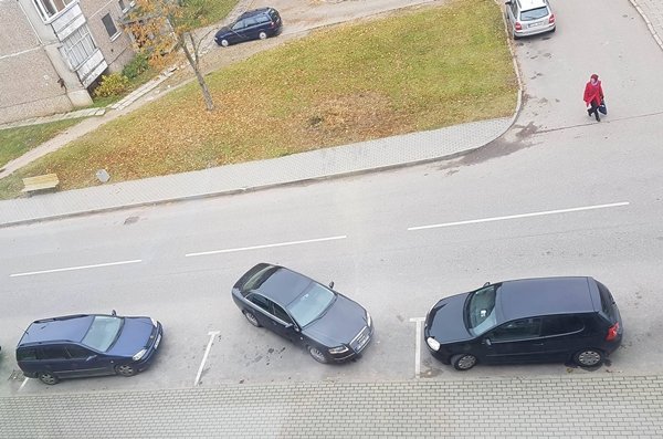 Nustebino skersai numestas automobilis