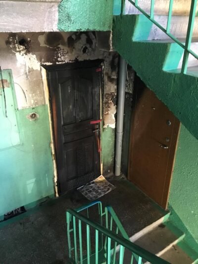 Padegtas butas – gelbėdamos vaikus mamos juos mėtė per langus (16)