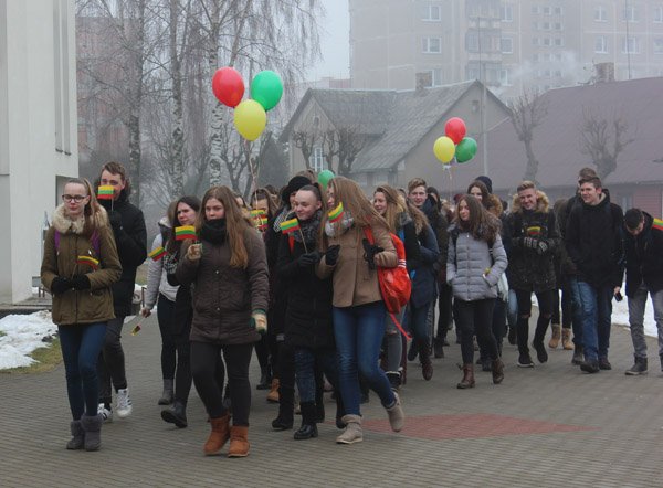 Pačios gražiausios – trispalvės jaunose rankose