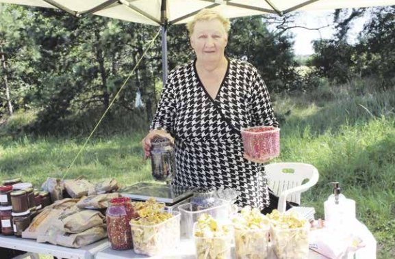 Pakelių turgeliuose – darbo nevengiantys žmonės