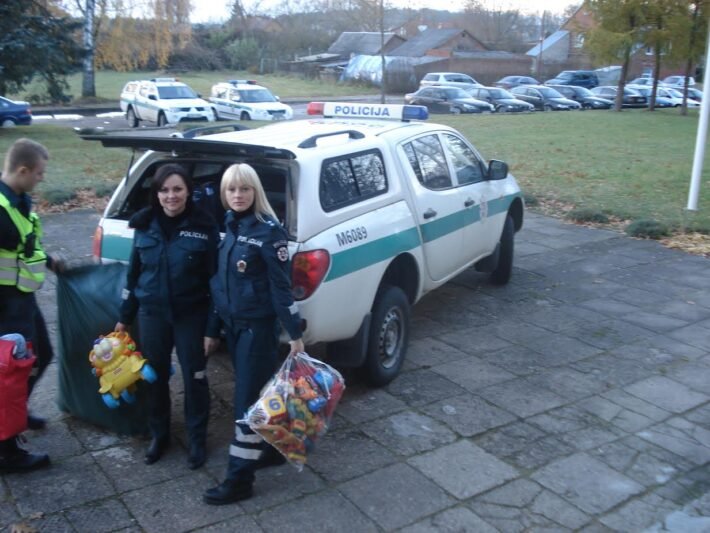 Pareigūnai aukojo vargstantiems (2)