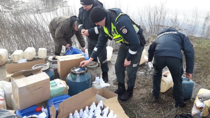 Pareigūnai sunaikino konfiskuotą alkoholį