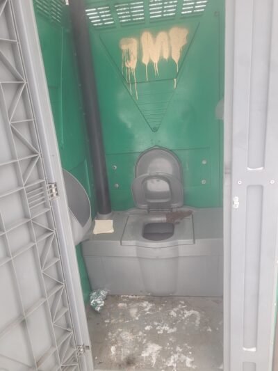 Pasibaisėjo viešuoju tualetu parke (1)