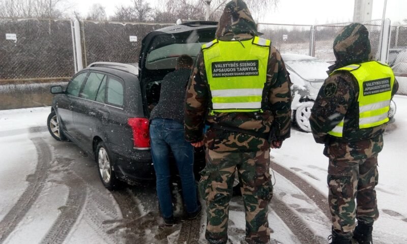 Pasieniečiai sulaikė policijos ieškomą vyrą