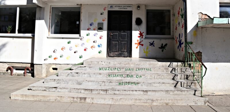 Pasipiktinusius kaimynus jaunimas kviečia arbatos (1)