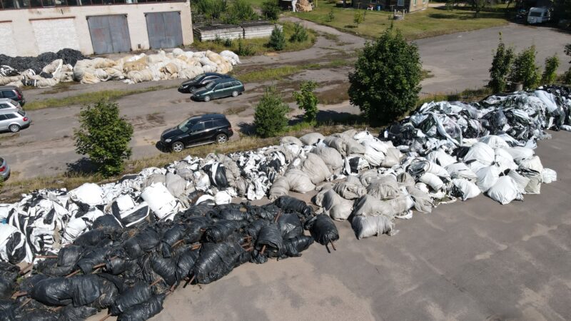 Paslaptingi verslininkai suvertė kalną plastiko atliekų (4)